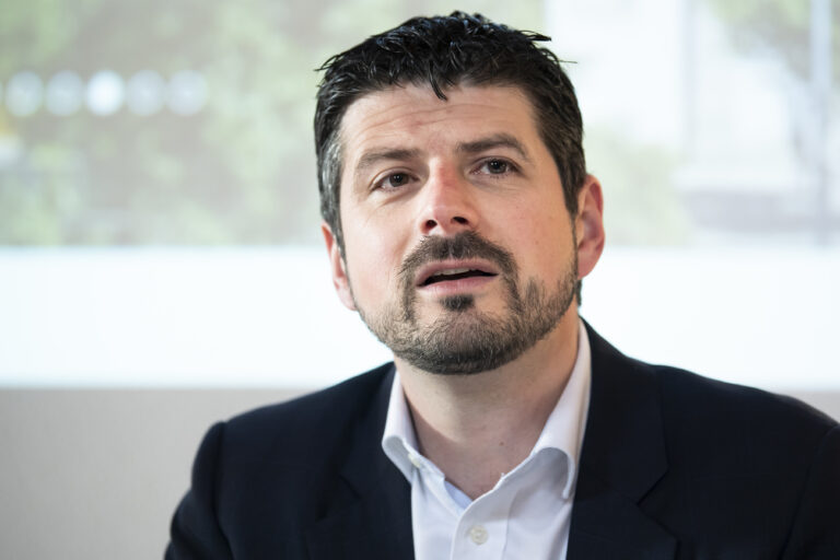 Yannick Buttet, president de la commune de Collombey-Muraz parle lors d'une conference de presse sur le demantelement de la Raffinerie Tamoil le mardi 18 fevrier 2020 a Collombey-Muraz. (KEYSTONE/Jean-Christophe Bott)