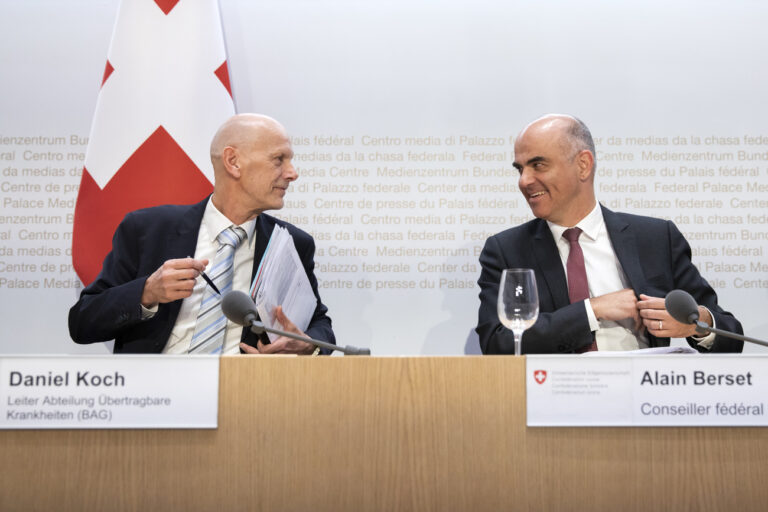 Bundesrat Alain Berset, rechts, diskutiert mit Daniel Koch, Leiter Abteilung uebertragbare Krankheiten BAG, am Ende einer Medienkonferenz ueber die Situation des Coronavirus, am Freitag, 6. Maerz 2020 in Bern. (KEYSTONE/Peter Klaunzer)