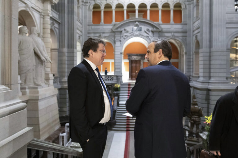 SVP-Parteipraesident Albert Roesti, links, diskutiert mit CVP-Parteipraesident Gerhard Pfister, waehrend der Fruehlingssession der Eidgenoessischen Raete, am Donnerstag, 12. Maerz 2020, in Bern. (KEYSTONE/Peter Klaunzer)