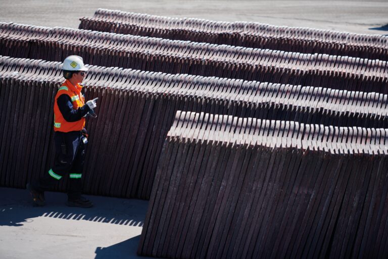 «Zusammenarbeit ist wichtig, um Risiken in der Lieferkette zu managen»: Ilse Schoeters, Co-Head of Responsible Sourcing Metals and Minerals bei Glencore, erklärt im Gespräch, wie Unternehmen auf die wachsende Nachfrage nach Lieferkettentransparenz reagieren – und warum Teamarbeit dabei entscheidend ist