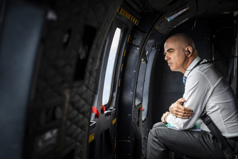 Bundesrat Alain Berset blickt aus einem Super Puma Helikopter der Schweizer Armee auf dem Flug von Bern-Belp ins Graubuenden, unterwegs zu einem Besuch im Kanton Graubuenden zur Situation in der Krise um die Pandemie des Coronavirus, Covid-19, am Montag, 20. April 2020. (KEYSTONE/Alessandro della Valle)