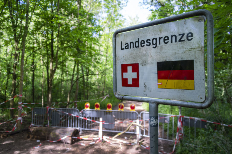 Eine mit Gittern und Absperrband geschlossene gruene Grenze zwischen der Schweiz und Deutschland im Naherholungsgebiet Lange Erlen in Basel am Sonntag, 3. Mai 2020. (KEYSTONE/Georgios Kefalas)
