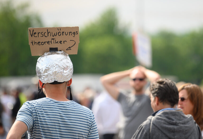 09.05.2020, Baden-Württemberg, Stuttgart: Ein Mann trägt während einer Protestkundgebung der Initiative 