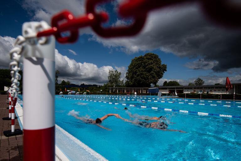 dpatopbilder - 25.05.2020, Niedersachsen, Göttingen: Schwimmer ziehen im 50-Meter-Becken im Freibad Brauweg ihre Bahnen. Nach der Lockerung der Maßnahmen zur Eindämmung des Coronavirus startet das Freibad unter Beachtung der noch geltenden Beschränkungen in die Saison. Foto: Swen Pförtner/dpa +++ dpa-Bildfunk +++ (KEYSTONE/DPA/Swen Pförtner)