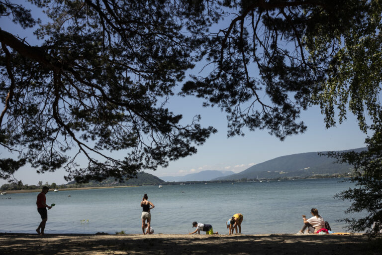 Leute vergnuegen sich am Strand des Bielersees auf der Sankt Petersinsel, am Sonntag, 31. Mai 2020 in Twann. (KEYSTONE/Alessandro della Valle)