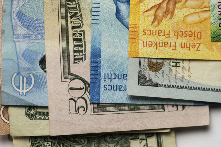 US Dollar, Franken und Euro Banknoten fotografiert am 15. Juni 2020 in Zuerich. (KEYSTONE/Christian Beutler)
