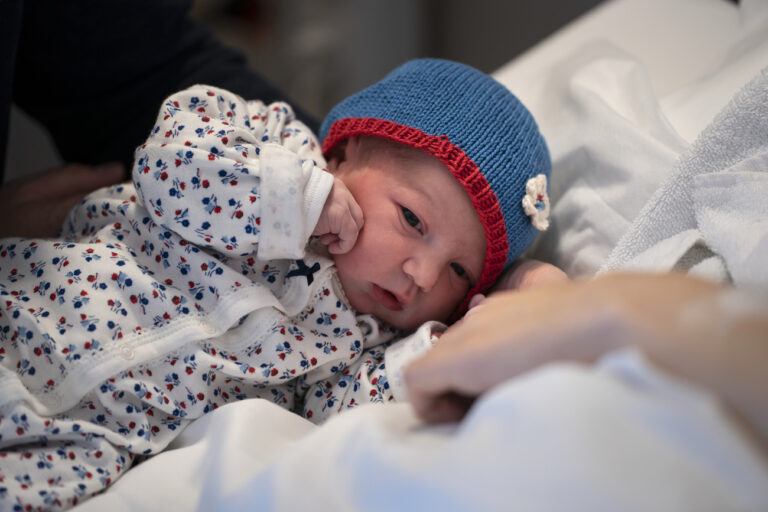Ein neugeborenes Maedchen liegt neben seiner Mutter nach einer Kaiserschnittgeburt, aufgenommen am 19. Juni 2020 in der Privatklinik Bethanien in Zuerich. (KEYSTONE/Gaetan Bally)