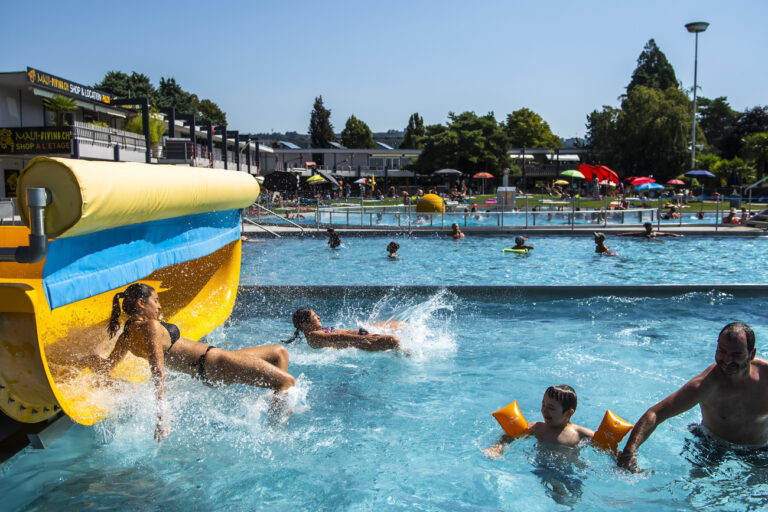 Des personnes profitent du soleil pendant les vacances lors d'une journee a la piscine 