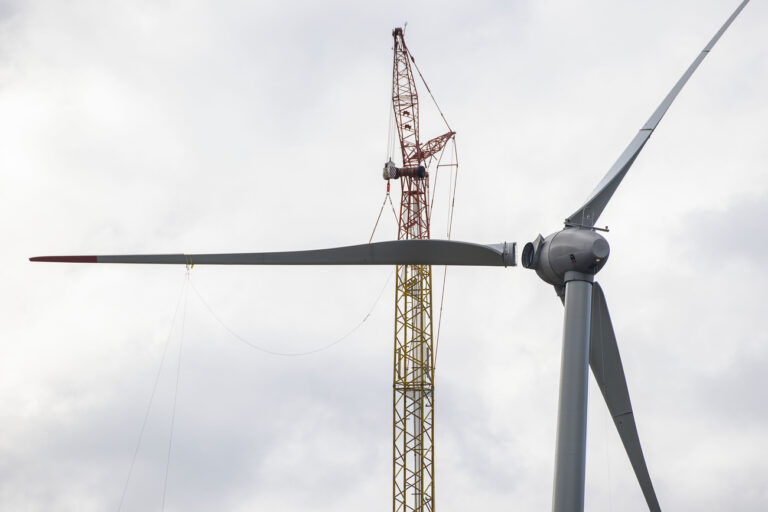 Auf dem Gotthard Pass werden zur Zeit die Windraeder des Windparks der Azienda Elettrica Ticinese, AET, aufgebaut, wie hier am Donnerstag, 20. August 2020. (KEYSTONE/Urs Flueeler)