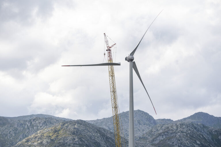 Auf dem Gotthard Pass werden zur Zeit die Windraeder des Windparks der Azienda Elettrica Ticinese, AET, aufgebaut, wie hier am Donnerstag, 20. August 2020. (KEYSTONE/Urs Flueeler)