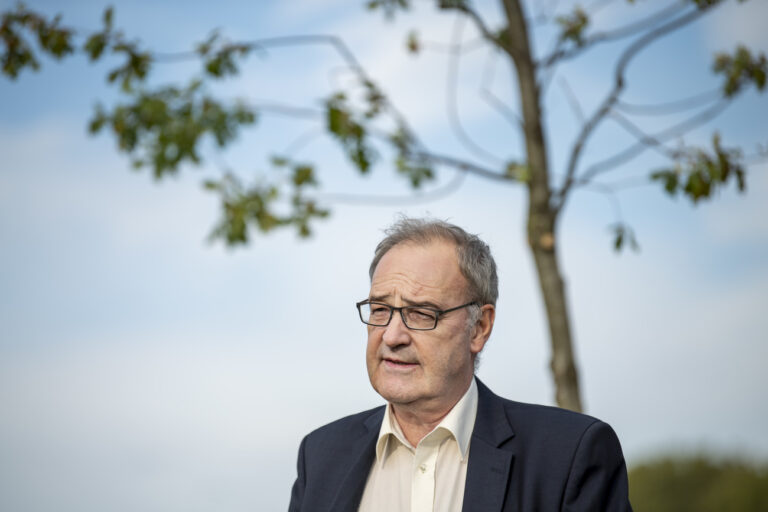 Le Conseiller federal Guy Parmelin, parle lors de la presentation d'un projet sur le remaniement parcellaire au service d?une agriculture innovante le vendredi 9 octobre 2020 a Assens dans le canton de Vaud. (KEYSTONE/Jean-Christophe Bott)