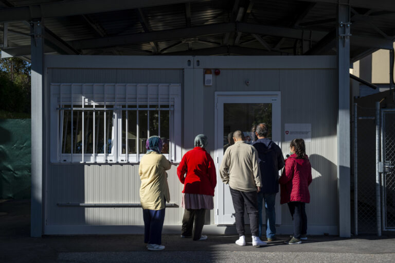 Asylbewerber beim Eingang des temporaeren Bundesasylzentrums Pasture, am Donnerstag, 8. Oktober 2020, in Balerna. Das Provisorium am Standort Balerna ist mit 220 Schlafplaetzen ausgestatet. Das definitive Bundesasylzentrum mit Verfahrensfunktion in den Gemeinden Balerna und Novazzano soll 2023 in Betrieb gehen. (KEYSTONE/Ti-Press/Francesca Agosta)