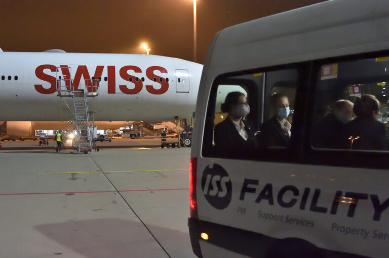Zuerich Flughafen 12.Oktober 2020 - Flight Attendant und Piloten werden mit einem Crewbus am Flugzeug abgeholt. Hier an einer Boeing 777 der Swiss Air Lines nach der Ankunft von einem Flug von Bangkok nach Zuerich. (KEYSTONE/Markus A. Jegerlehner)