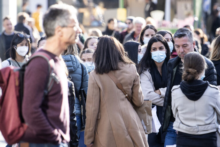 Menschen mit und ohne Atemschutzmaske bewegen sich im oeffentlichen Raum an der Bahnhofstrasse, aufgenommen am Samstag, 24. Oktober 2020 in Zuerich. KEYSTONE/Ennio Leanza)