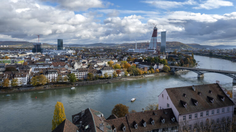 Blick auf das Kleinbasel vom, auf dem Muensterplatz stehenden, groessten Riesenrad der Schweiz aus, in Basel am Samstag, 24. Oktober 2020. Zu sehen sind der Claraturm, der Messeturm, die beiden Roche-Tuerme und die Wettsteinbruecke, von links. (KEYSTONE/Georgios Kefalas)