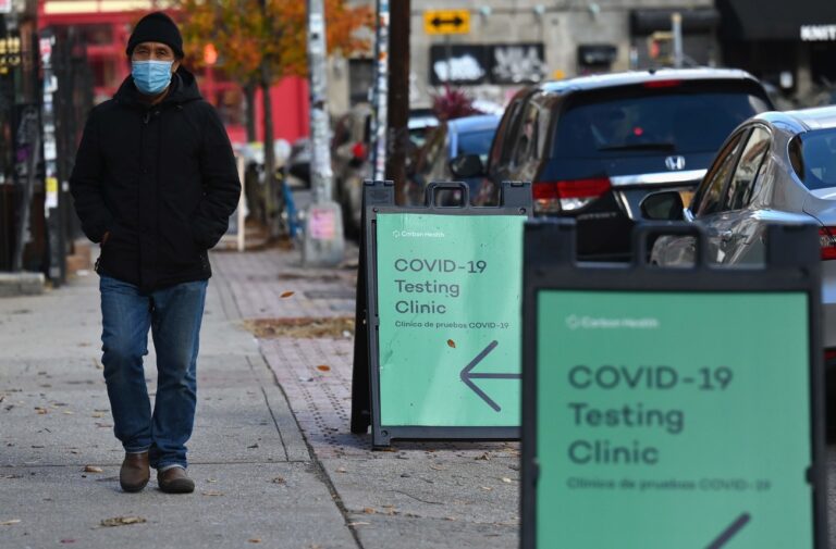 A man walks past a Covid-19 testing site on December 1, 2020 in New York City. - The United States is the worst-affected country with COVID-19, with more than 267,000 Covid-19 deaths, and the Trump administration has issued conflicting messages on mask-wearing, travel and the danger posed by the virus. (Photo by Angela Weiss / AFP) (KEYSTONE/AFP/ANGELA WEISS)