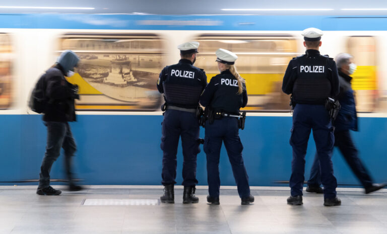 07.12.2020, Bayern, München: Polizisten kontrollieren im Rahmen eines bundesweiten Aktionstages an der U-Bahnstation Odeonsplatz die Einhaltung der Maskenpflicht. Es ist die dritte bayernweite Aktion dieser Art, der bundesweite Aktionstag findet aber erstmalig statt. Foto: Sven Hoppe/dpa +++ dpa-Bildfunk +++ (KEYSTONE/DPA/Sven Hoppe)