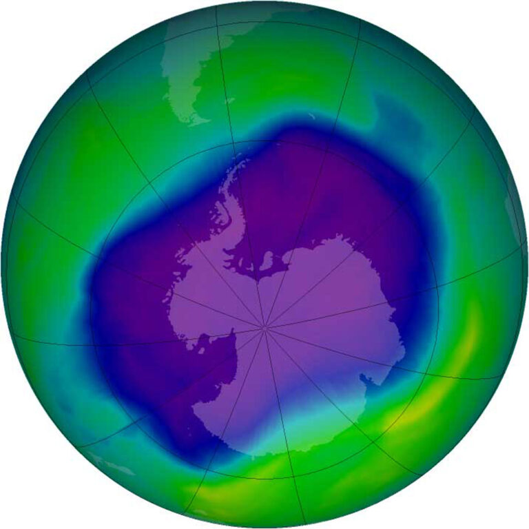 Ein von der NASA zur Verfuegung gestelltes Bild der Ozonueberwachungsinstrumente an Bord des Satelitten Aura zeigt die Ausdehnung des Ozonlochs ueber der Antarktis am 24. September 2006. Das Ozonloch ueber der Antarktis ist in diesem Jahr um rund 30 Prozent geschrumpft. Wie die Europaeische Weltraumbehoerde ESA in Paris berichtete, sind dafuer vor allem natuerliche Schwankungen von Temperatur und Winden verantwortlich. Die Ausmasse des Ozonlochs sind allerdings noch immer gewaltig. Es betrug nach Messungen des ESA-Umweltsatelliten Envisat im vergangenen Sommer 24,7 Millionen Quadratkilometer, was in etwa der Flaeche von Nordamerika entspricht. (AP Photo/NASA) --- ** FILE ** This image provided by NASA was compiled by the Ozone Monitoring Instrument on NASA's Aura satellite from Sept. 21-30, 2006 the average area of the ozone hole was the largest ever observed, at 10.6 million square miles government scientists said Thursday Oct. 19, 2006. This image, from Sept. 24, the Antarctic ozone hole was equal to the record single-day largest area of 11.4 million square miles, reached on Sept. 9, 2000. (AP Photo/NASA)