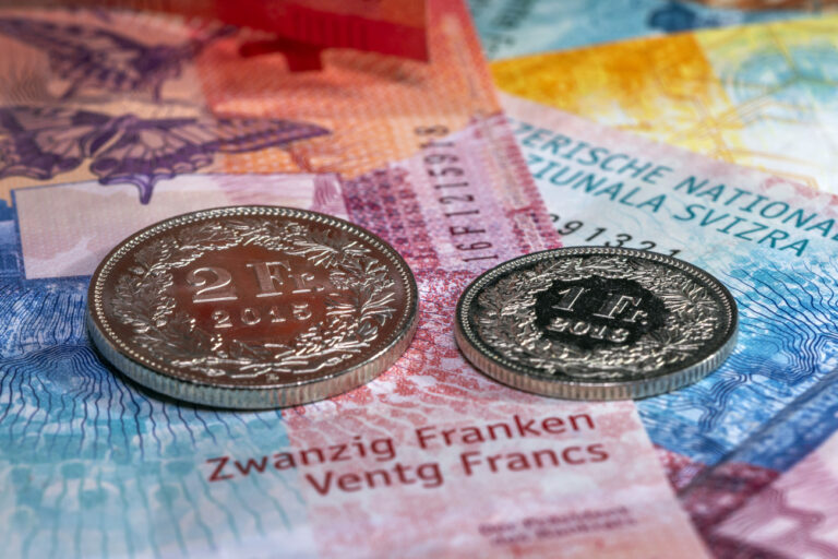 Banknoten und Muenzen, fotografiert in Basel am Dienstag, 12. Januar 2021. Die Volksinitiative 