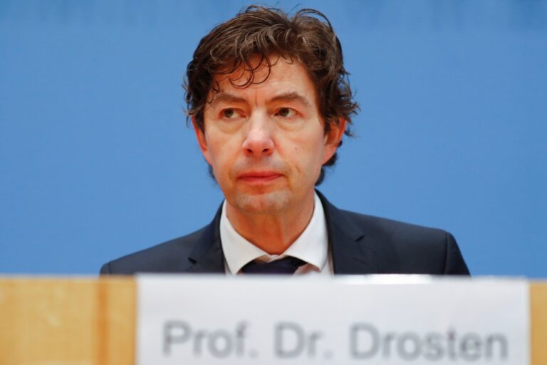 German virologist and Director of the Institute for Virology at Berlin's Charite University Hospital Christian Drosten attends a news conference in Berlin, Germany, on January 22, 2021, amid the novel coronavirus / COVID-19 pandemic. (Photo by FABRIZIO BENSCH / POOL / AFP) (KEYSTONE/POOL/FABRIZIO BENSCH)