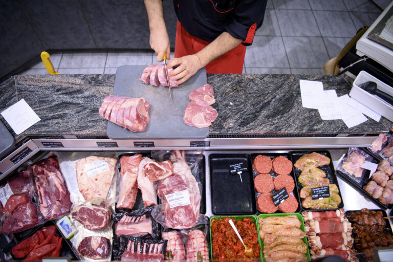 Un boucher coupe de la viande de la Boucherie Charcuterie Stuby lors de la pandemie de Coronavirus (Covid-19) ce jeudi 18 fevrier 2021 a Vevey. Les bouchers-charcutiers qui font de la vente au detail en magasin ne connaissent pas la crise. Un tour d'horizon dans le canton de Vaud montre que cette branche s'en sort dans l'ensemble plutot bien en cette periode de pandemie du coronavirus. (KEYSTONE/Laurent Gillieron)