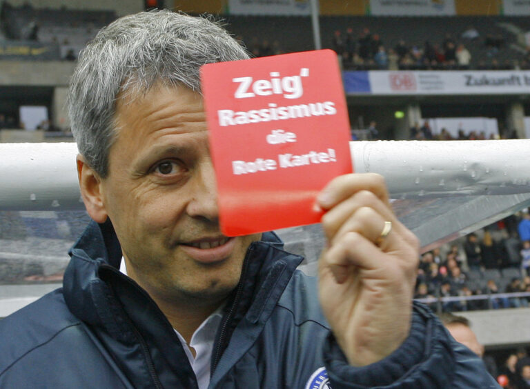 Fußball, Bundesliga: Hertha BSC - VfL Bochum am Samstag (27.10.2007) im Berliner Olympiastadion: Der Berliner Trainer Lucien Favre zeigt eine Rote Karte mit der Aufschrift 