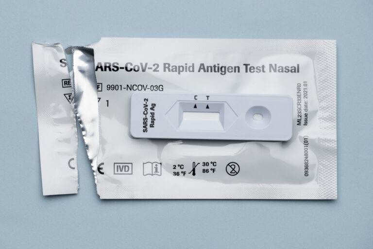 Ein Coronavirus Antigen-Selbsttest Teststreifen auf der Verpackung, fotografiert am Freitag, 9. April 2021, in Zuerich. (KEYSTONE/Christian Beutler)