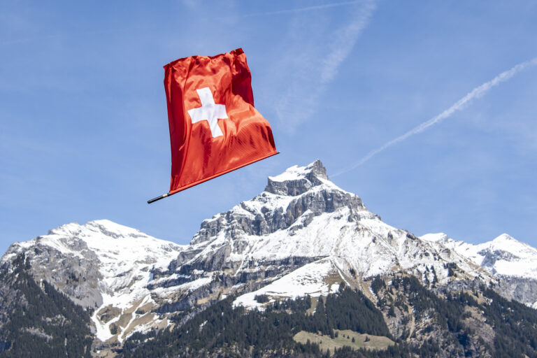 Eine Schweizerfahne eines Fahnenschwingers schwingt durch die Luft vor dem Hausberg von Engelberg, dem Hahnen am Samstag, 8. mai 2021. (KEYSTONE/Urs Flueeler)