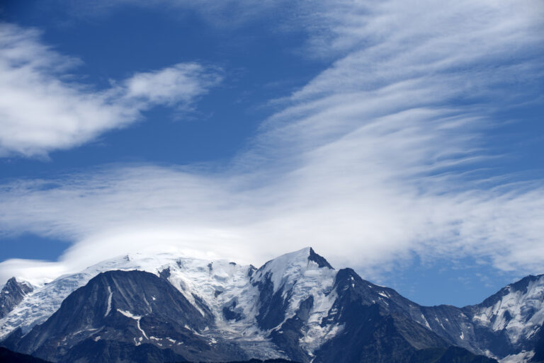 France, Haute Savoie, Mont Blanc (4810m left), Aiguille de Bionnassay (4052m right) and clouds (KEYSTONE/mauritius images/HENRY AUSLOOS)