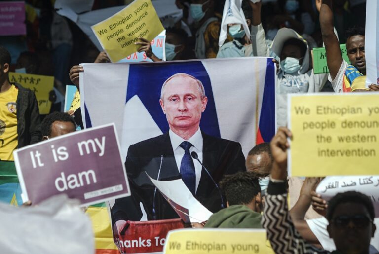 Protesters hold a portrait of Russia's President Vladimir Putin among their messages during a massive rally to rail against the United States imposing restrictions on economic and security assistance over the conflict in the Tigray region at Addis Ababa soccer stadium in Addis Ababa, Ethiopia, on May 30, 2021. - Demonstrators packed a stadium in the capital for the pro-government rally, chanting against the US sanctions and waving posters accusing foreign powers of interfering in Ethiopia's sovereignty. (Photo by Amanuel SILESHI / AFP) (KEYSTONE/AFP/AMANUEL SILESHI)