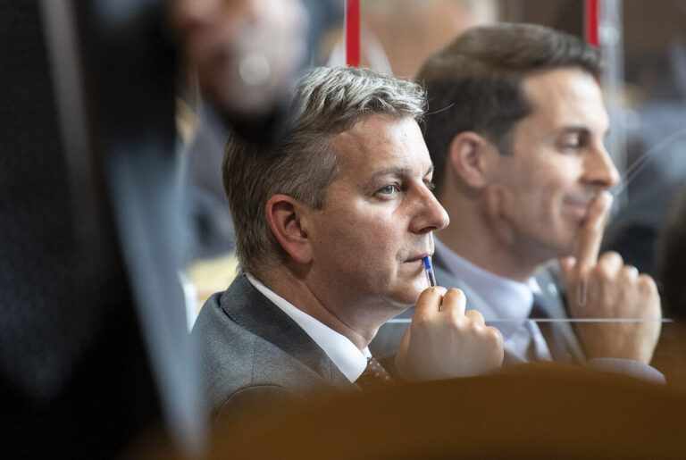 Die Staenderaete Marco Chiesa, SVP-TI, links, und Thierry Burkart, FDP-AG verfolgen die Debatte an der Sommersession der Eidgenoessischen Raete, am Montag, 7. Juni 2021, in Bern. (KEYSTONE/Peter Schneider)