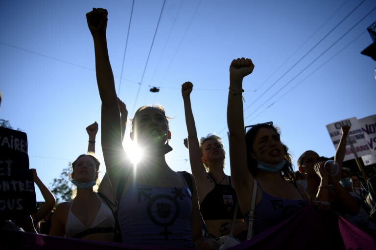 Des femmes manifestent lors d'une manifestation de la greve des femmes / greve feministe, 30 ans apres la premiere greve des femmes en Suisse, ce lundi 14 juin 2021 a Lausanne. (KEYSTONE/Laurent Gillieron)