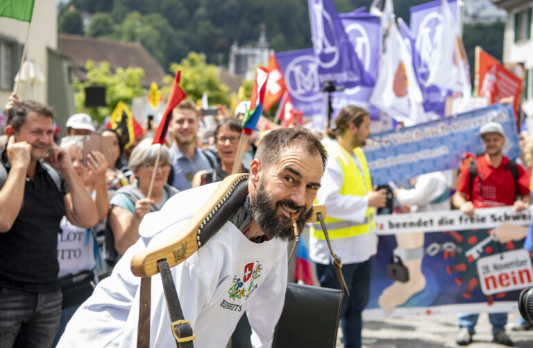 Demonstranten an einer Kundgebung des Aktionsbuendniss der Urkantone gegen die Corona-Massnahmen des Bundes vom Samstag, 31. Juli 2021 in Luzern. Das Aktionsbuendnis kritisiert die Corona-Politik des Bundesrates und alle Massnahmen gegen die Ausbreitung des Coronavirus, welche Grundrechte einschraenken sollen. (KEYSTONE/Urs Flueeler)