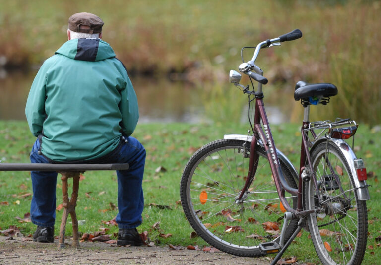 ARCHIV - 06.11.2019, Brandenburg, Cottbus: Ein älterer Mann sitzt auf einer Parkbank. In alternden Gesellschaften wie Deutschland haben ältere Männer einer Studie zufolge deutlich mehr Vorteile als ältere Frauen. (zu dpa «Studie: Männer haben in alternden Gesellschaften Vorteile») Foto: Patrick Pleul/dpa-Zentralbild/dpa +++ dpa-Bildfunk +++ (KEYSTONE/DPA/Patrick Pleul)