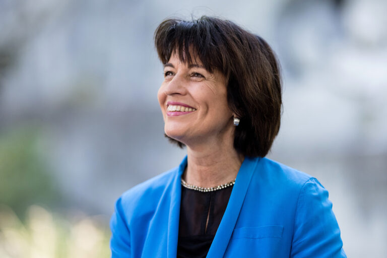 Alt Bundesraetin Doris Leuthard besucht die Gedenk- und Jubilaeumsfeier zum 200 Jahre Jubilaeum des Loewendenkmals am Dienstag, 10. August 2021 in Luzern. Das Loewendenkmal im Zentrum Luzerns erinnert in der Allegorie eines sterbenden Loewen an die am 10. August 1792 beim Tuileriensturm in Paris gefallenen Schweizergardisten. Die Einweihung des etwa zehn mal sechs Meter grossen Denkmals aus Sandstein fand am Jahrestag 1821 statt. (KEYSTONE/Philipp Schmidli)