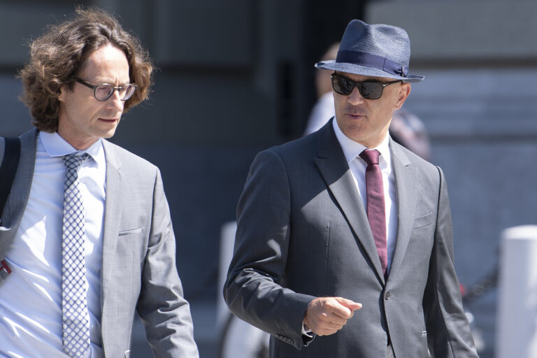 Bundesrat Alain Berset, rechts, und Peter Lauener, Kommunikation EDI, schreiten zu einer Medienkonferenz ueber Covid 19 Massnahmen, am Mittwoch, 11. August 2021, in Bern. (KEYSTONE/Peter Schneider)