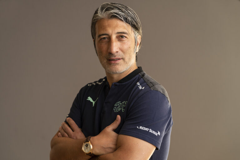 Der neue Cheftrainer der Schweizer Fussball Nationalmannschaft, der Basler Murat Yakin, am Freitag, 13. August 2021 am Sitz des Schweizerischen Fussballverbandes SFV in Muri bei Bern. (KEYSTONE/Alessandro della Valle)