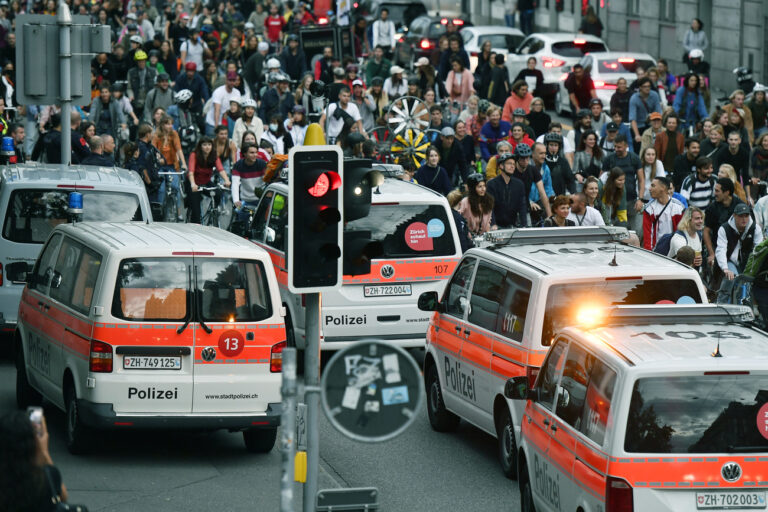 Polizeieinsatz an der Velodemo Critical Mass in Zuerich am Freitag, 27. August 2021. Velofans sind am letzten Freitagabend im Monat erneut in grossen Gruppen durch die Stadt gefahren. (KEYSTONE/Walter Bieri)