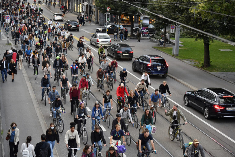 Velodemo Critical Mass in Zuerich am Freitag, 27. August 2021. Velofans sind am letzten Freitagabend im Monat erneut in grossen Gruppen durch die Stadt gefahren. (KEYSTONE/Walter Bieri)