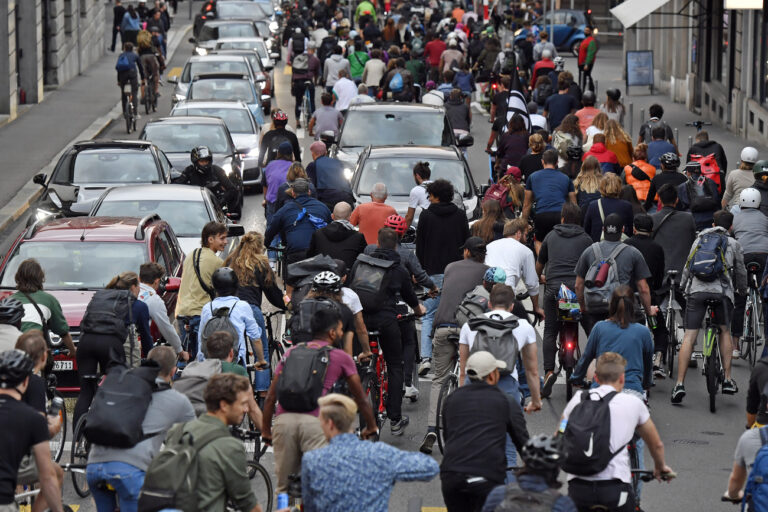 Velodemo Critical Mass in Zuerich am Freitag, 27. August 2021. Velofans sind am letzten Freitagabend im Monat erneut in grossen Gruppen durch die Stadt gefahren. (KEYSTONE/Walter Bieri)