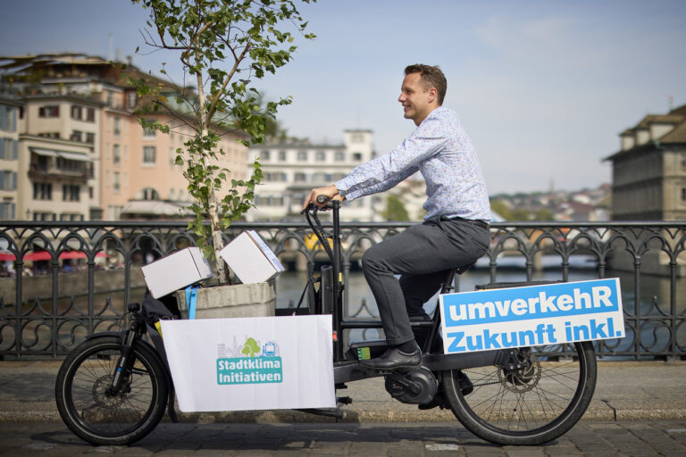 Silas Hobi, Geschaeftsleiter umverkehR faehrt mit einer Birke und Unterschriften von zwei Stadtklima-Initiativen mit einem Lastenfahrrad zur Uebergabe beim Stadthaus Zuerich, am Dienstag, 7. September 2021 in Zuerich. umverkehR hat gemeinsam mit Partnerorganisationen die Unterschriften für die „Gute-Luft-Initiative“, welche mehr Schatten, Natur und Aufenthaltsqualitaet will und die „Zukunfts-Initiative“, welche eine Verbesserung der Velowege in Zuerich bringen soll eingereicht..(KEYSTONE/Michael Buholzer).