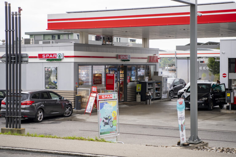 Die Avia Tankstelle mit einem Spar Shop in Geuensee im Kanton Luzern am Sonntag, 26. September 2021. Bei einer Auseinandersetzung bei der Tankstelle in Geuensee ist am Samstagabend ein Mann toedlich verletzt worden. Auch mehrere weitere Personen zogen sich Verletzungen zu. Der Hergang der Tat und die Umstaende des Vorfalles seien noch nicht bekannt, schrieb die Polizei. (KEYSTONE/Urs Flueeler)