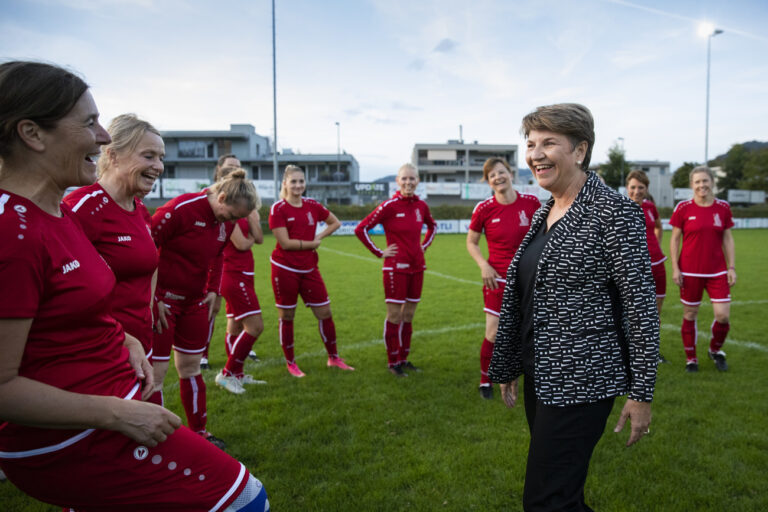 Bundesraetin Viola Amherd, rechts, unterhaelt sich mit den Spielerinnen des FC Helvetia, ein Team bestehend aus Parlamentarierinnen des National- und Staenderats, vor einem Spiel gegen ein Team des Schweizerischen Roten Kreuzes, am Dienstag, 28. September 2021, in Ostermundigen. (KEYSTONE/Peter Klaunzer)