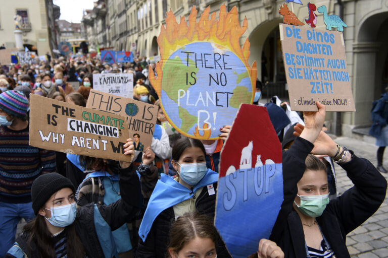 Personen protestieren an der Demonstration der Internationaler Klimastreik, am Freitag, 22. Oktober 2021, in Bern. (KEYSTONE/Anthony Anex)