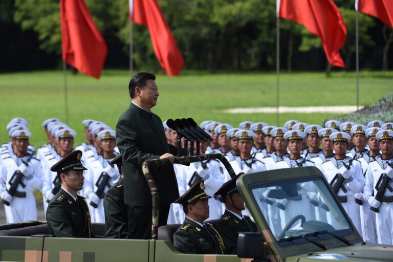 (FILES) This file photo taken on June 30, 2017 shows Chinese President Xi Jinping reviewing troops from a car during a military parade in Hong Kong. - Chinese President Xi Jinping warned on November 11, 2021 against a return to Cold War-era tensions in the Asia-Pacific, urging greater cooperation on pandemic recovery and climate change. (Photo by Anthony WALLACE / AFP) (KEYSTONE/AFP/ANTHONY WALLACE)
