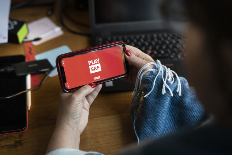 Eine Frau schaut sich das Programm von Play SRF Streamingdienstes an, fotografiert am 17. November 2021 in Zuerich. (KEYSTONE/Gaetan Bally)