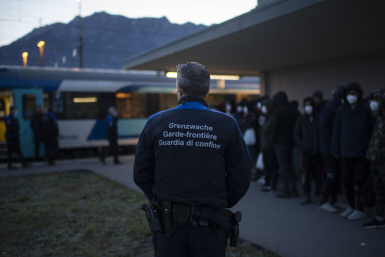Grenzwaechter bringen Fluechtlinge aus einem Zug aus Wien zur Kontrolle, am Freitag, 19. November 2021, am Bahnhof in Buchs. Seit dem Sommer gelangen vermehrt afghanische Fluechtlinge an den Grenzbahnhof. (KEYSTONE/Gian Ehrenzeller)