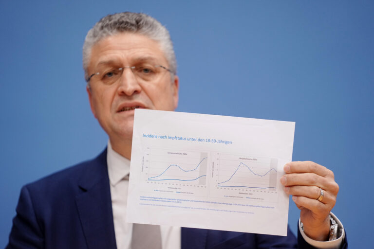 19.11.2021, Berlin: Lothar H. Wieler, Präsident des Robert-Koch-Instituts (RKI), zeigt ein Diagramm während einet Pressekonferenz zur Corona-Pandemie. Foto: Kay Nietfeld/dpa +++ dpa-Bildfunk +++ (KEYSTONE/DPA/Kay Nietfeld)