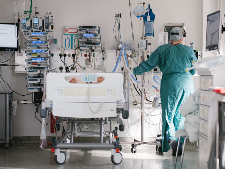ILLUSTRATION - 20.04.2021, Niedersachsen, Braunschweig: Eine Intensivpflegerin versorgt auf der Intensivstation einen an Covid-19 erkrankten Patienten. (zu dpa: 