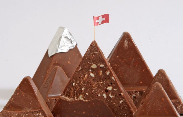 Was kulinarische Gaumenfreuden wie Schokolade und Kaese betrifft, sind uns die Schweizer weit ueberlegen und gewinnen das Schmankerl-Match klar vor den Oesterreichern. Im Bild: Im Bild: Schweizer Schokoladengebirge (Toblerone) mit einer Schweizer Fahne, aufgenommen am 19. Februar 2008, in Wien. // Illustration showing a piece of Swiss chocolate (Toblerone) with a Swiss flag, captured on 19 February 2008. (KEYSTONE/EPA/APA/GEORG HOCHMUTH)